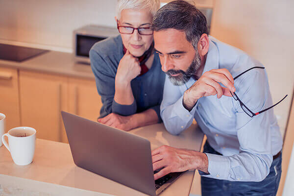 Couple using Kresloff Eye patient portal